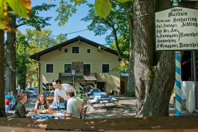 Schlosswirtschaft im Sommer mit Biergarten
