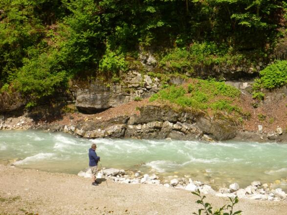 helle, leicht verbogene Kalkbänke werden oben und unten von dunklen Tonmergeln eingeschlossen