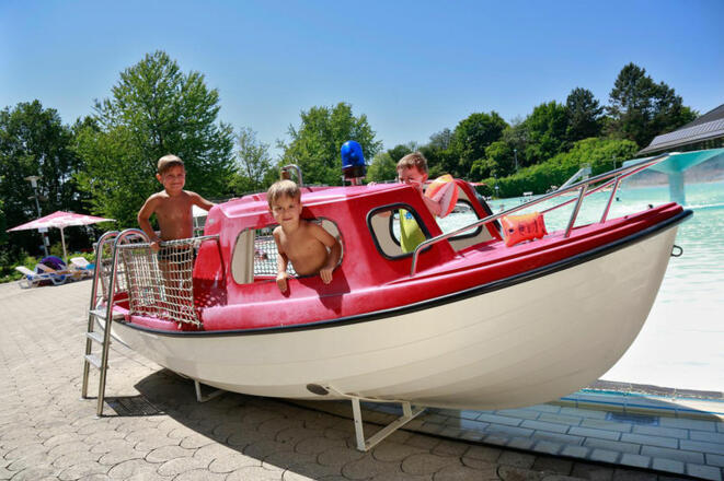 Kinderboot im Außenbereich.