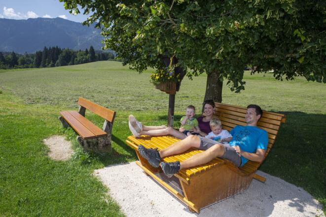 Entspannen auf dem Wald-Bankerl im Ortsteil Wald