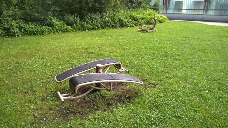 Geräte beim Seiteneingang des Stadions