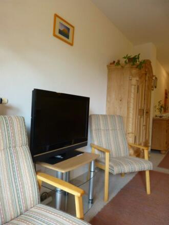 Die Ferienwohnung ist mit einem großen Flachbild-TV ausgestattet.