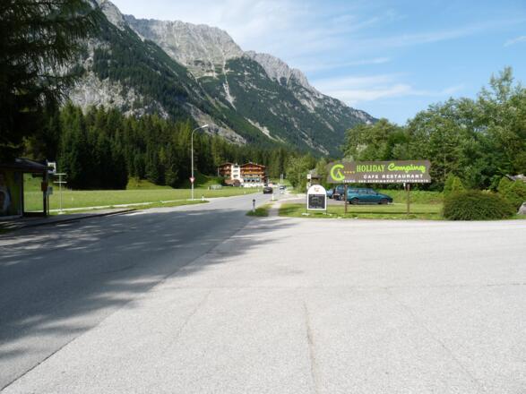 Wir starten beim Parkplatz Holiday-Camping. Im Hintergrund das Hotel &quot;Hubertushof&quot;.