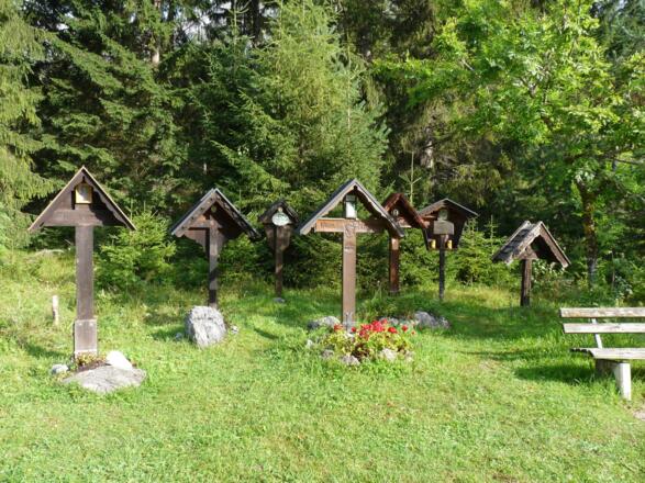 Der eigentliche Beginn der Bergtour ist beim kleinen Bergsteigerfriedhof hinter dem Hubertushof.