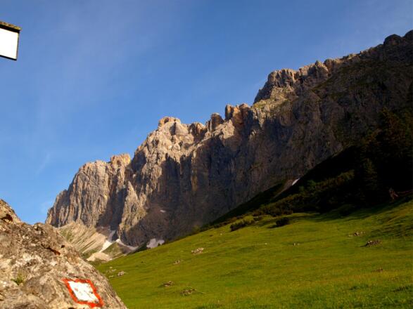 Bei Wegteilung Stein 1590 m rechts