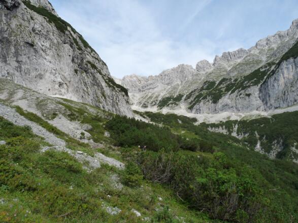 Nach der Steilstufe über die &quot;Stauden&quot;, geht es hoch über der Berglein-Klamm in das Herzstück des Leutascher Platts.