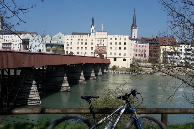 Blick auf Wasserburg und die rote Brücke