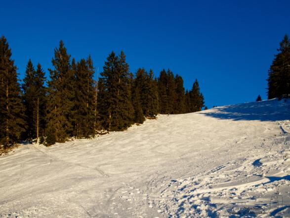 Schöne breite Piste für die Abfahrt.