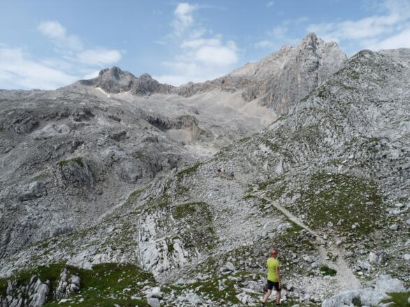 Jetzt wird die ganze Dimension des Leutascher Platts sichtbar. Markant die Leutascher Dreitorspitze (l.) und der Bayerländerturm.
