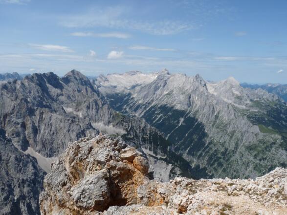 Am aussichtsreichen Gipfel der Westl. Partenkirchner Dreitorspitze.