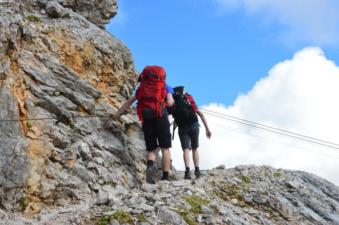 Alpine Schlüsselstellen der Zugspitztour: Mit diesem ausgesetzen Gelände sollte man keine Probleme haben -  oder mit der Seilbahn das letzte Stück bergauf fahren