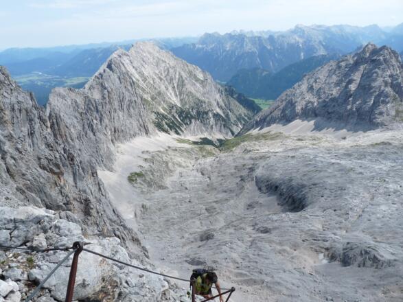 Grandioser Tiefblick während des Aufstieges auf das Leutascher Platt.