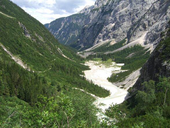 Kurz vor dem Ziel ein Blick zurück durch das malerisch schöne Reintal