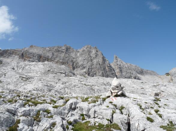 Blick zurück zur Meilerhütte und ganz links ragt die Westl. Partenkirchner Dreitorspitze empor.