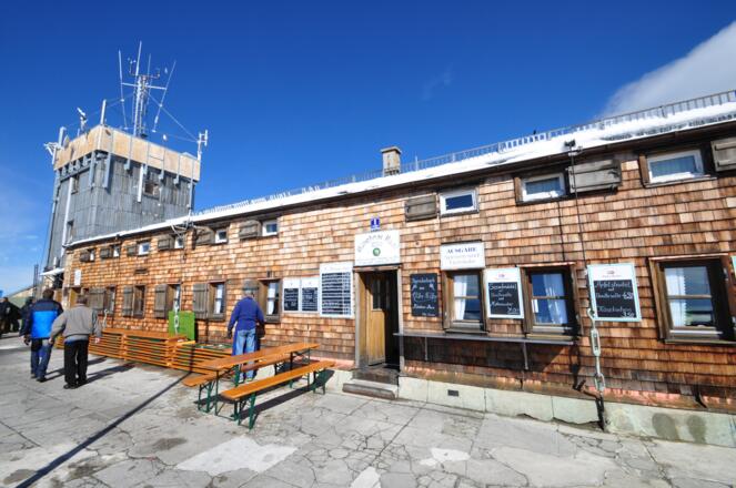 Das Münchner Haus mit dem Metreologischen Turm im Hintergrund
