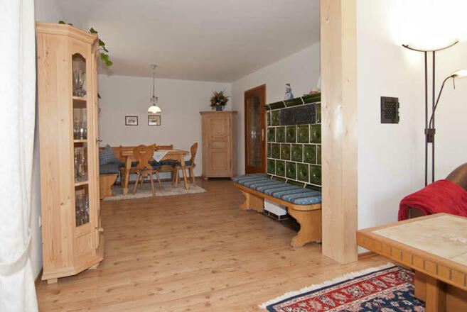 Wohnzimmer mit Kachelofen im EG