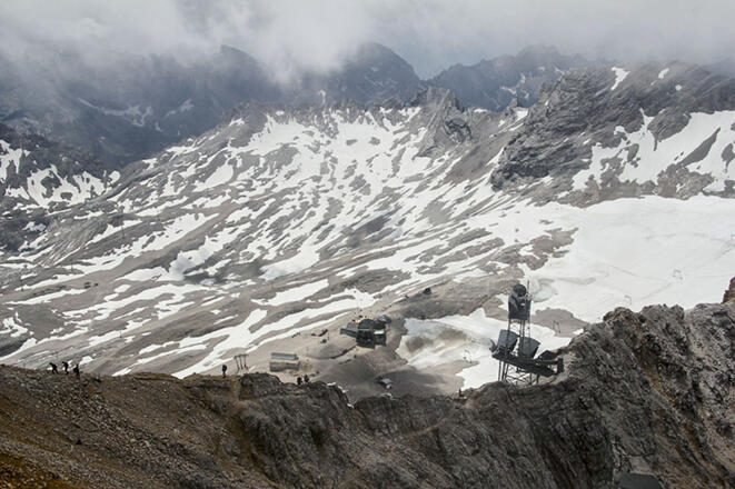 Blick über den Grat zum Zugspitz-Platt mit Gletscher