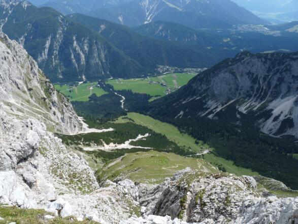 Blick vom Söller-Pass hinunter ins Puit-Tal und hinaus zum Leutascher Talboden.