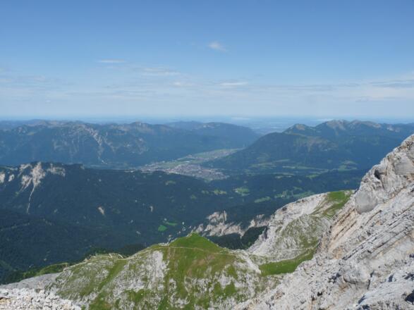 Der Blick nach Norden reicht über Garmisch-Partenkirchen bis nach München.