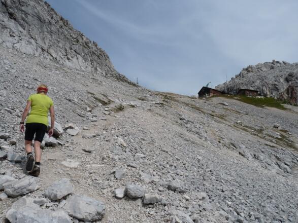 Versteckt in einer Scharte thront die kleine Meilerhütte.