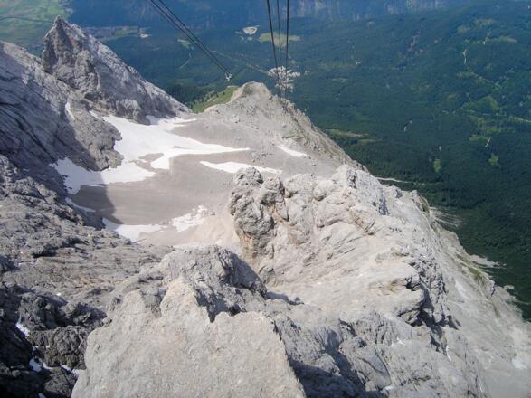 Blick von der Tiroler Zugspitzbahn (A) Richtung Wiener Neustädter Hütte 