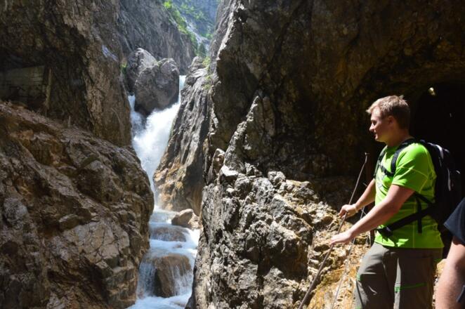 Einen schöneren Hüttenzuzstieg gibt es nirgends: Auf dem Weg zur Hütte durch die Höllentalklamm
