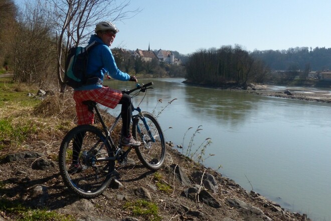 Radel am Inn entlang