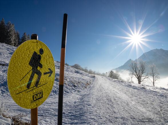 Den Beschilderungen in den Wirtschaftsweg folgen.