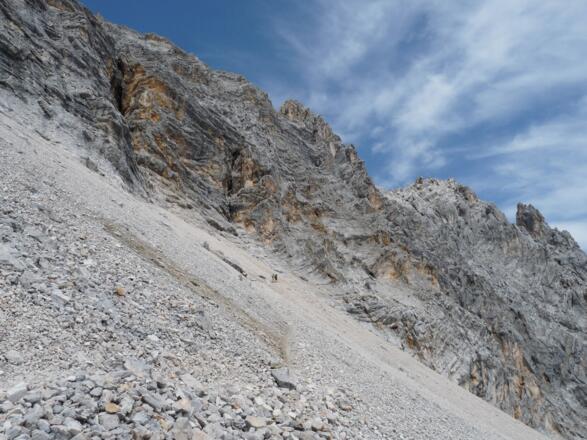 Über das Schotterkar geht es zum Einstieg des Klettersteiges.