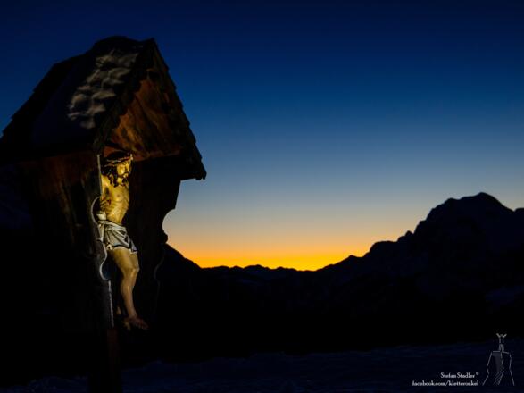 das Kreuz im Abendrot