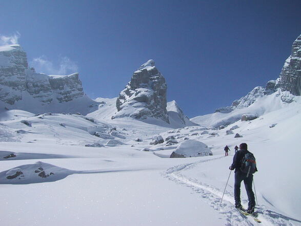 rechts hinter der Jungfrau das 5.Kind und die Skischarte