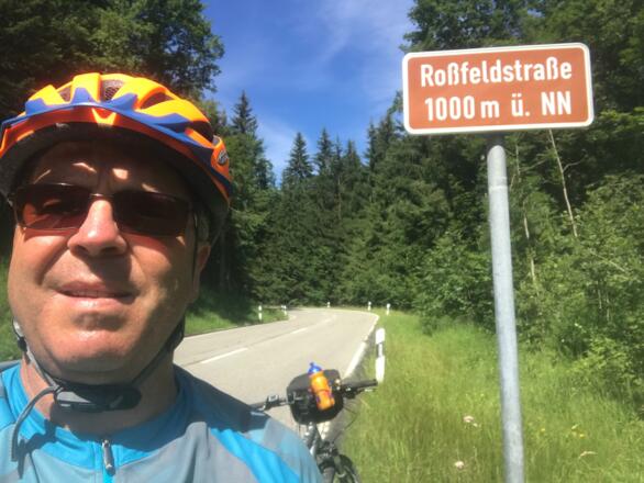 Die Roßfeldstraße mit glattem Asphalt.