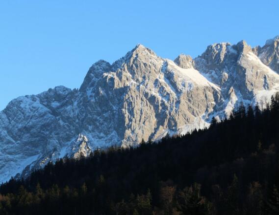 Kurz vor dem Parkpkatz erhaschen wir nochmal einen fantastischen Blick auf die Waxensteingipfel
