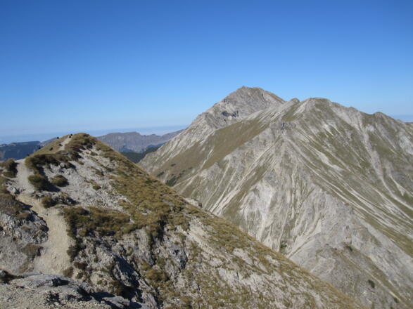 Blick vom Gipfel zur Kreuzspitze