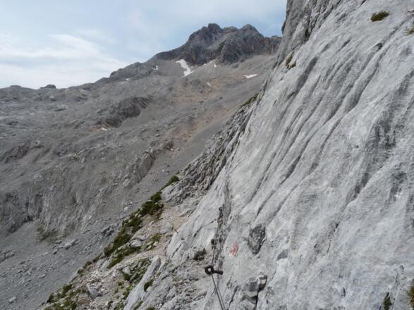 Der Zustieg zum Schotterkar über den Hermann-Barth-Weg führt durch abschüssiges Gelände, ist aber seilversichert.