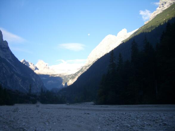 Impressionen der Morgenstunden: Das Tal noch im kühlen Schatten, hinten leuchten die letzten Rest des Winters