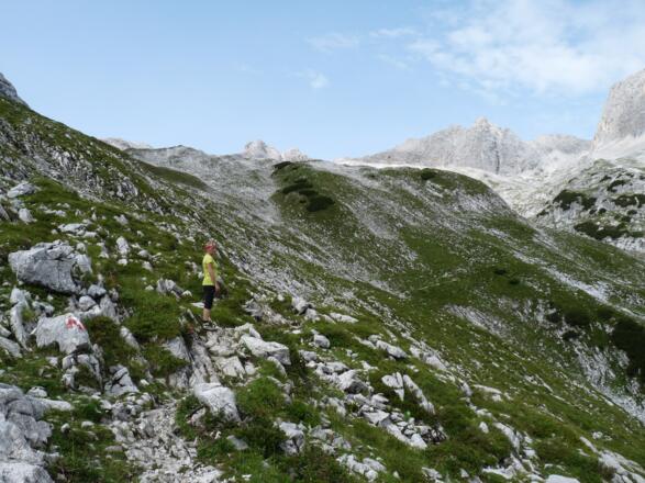 Schön langsam tritt in dieser wilden Landschaft auch die Leutascher Dreitorspitze (l.) ins Sichtfeld.