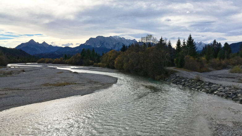 Blick vom Isarsteg bei Wallgau zum Wettersteingebirge