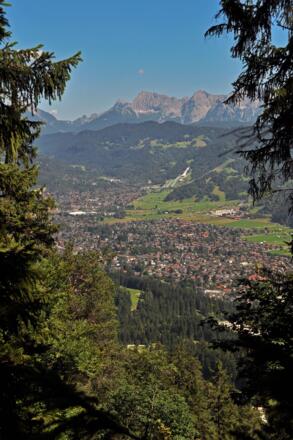 Blick auf Garmisch-Partenkirchen beim Abstieg