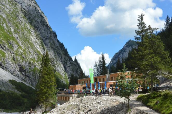 Die neue Höllentalangerhütte von der Südseite