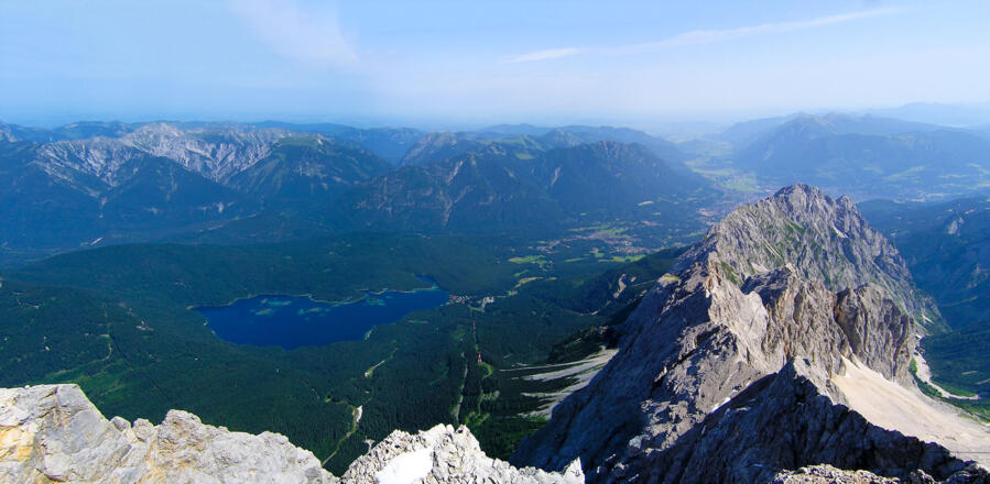 Blick von der Zugspitze Richtung Eibsee (D)
