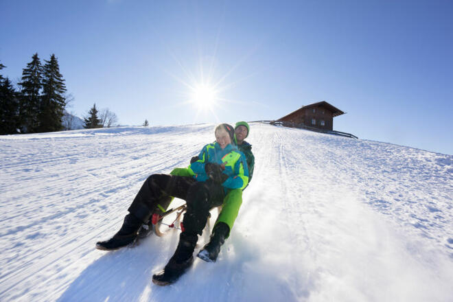 Familie Rodeln im Region Zugspitz Arena Bayern-Tirol