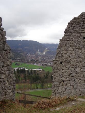 Burgruine Werdenfels, mit Blick auf Garmisch-Partenkirchen