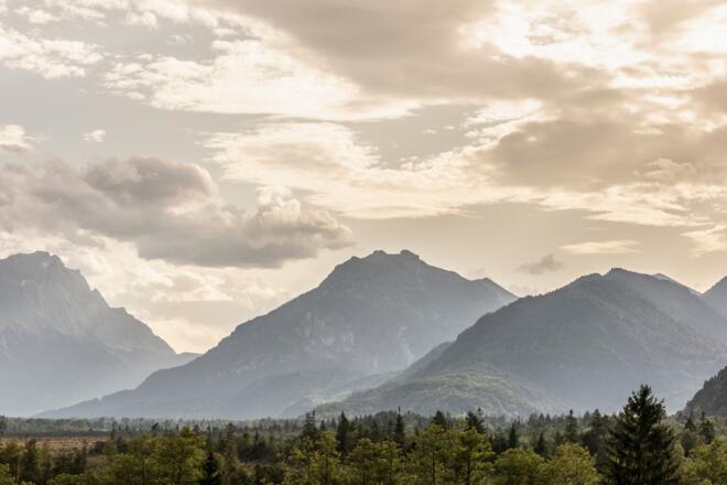 Der Ausblick gen Berge auf dem Weg von Murnau nach Garmisch-Partenkirchen