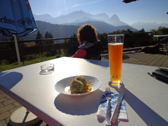 Brotzeit auf der Pfeifferalm