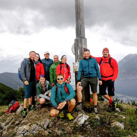 Geschafft: Teilnehmer des AlpenTestivals 2019 aus Garmisch-Partenkirchen am Gipfel des Hohen Fricken.