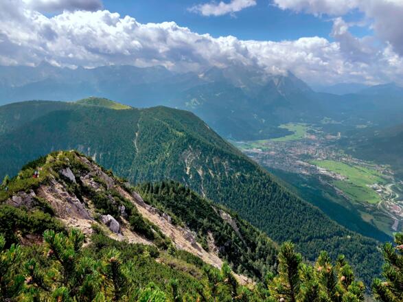 Unterwegs am Grat des Hohen Fricken mit Blick auf Wank und Zugspitze.
