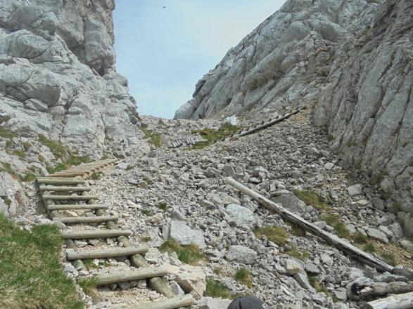 Leitern als Aufstieghilfe zum Höllentor