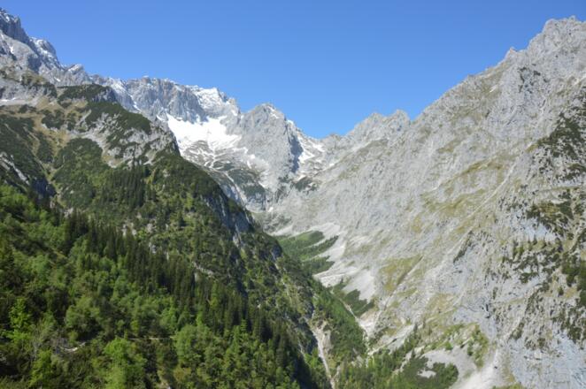 Blick vom Höllental bis hinauf auf die Zugspitze - und mittendrin die Höllentalangerhütte