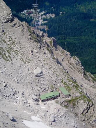 Wiener Neustädter Hütte von der Gondel der Tiroler Zugspitzbahn